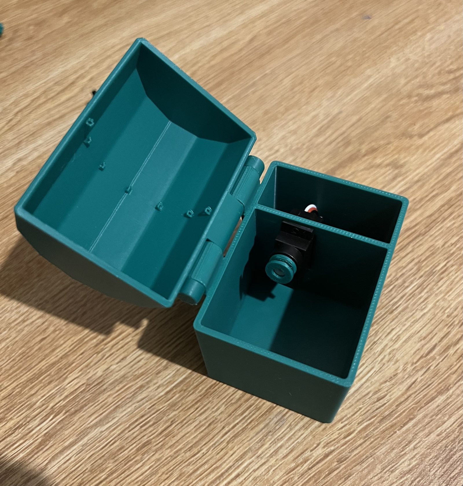 First printed chest, opened, showing the spool mechanism inside